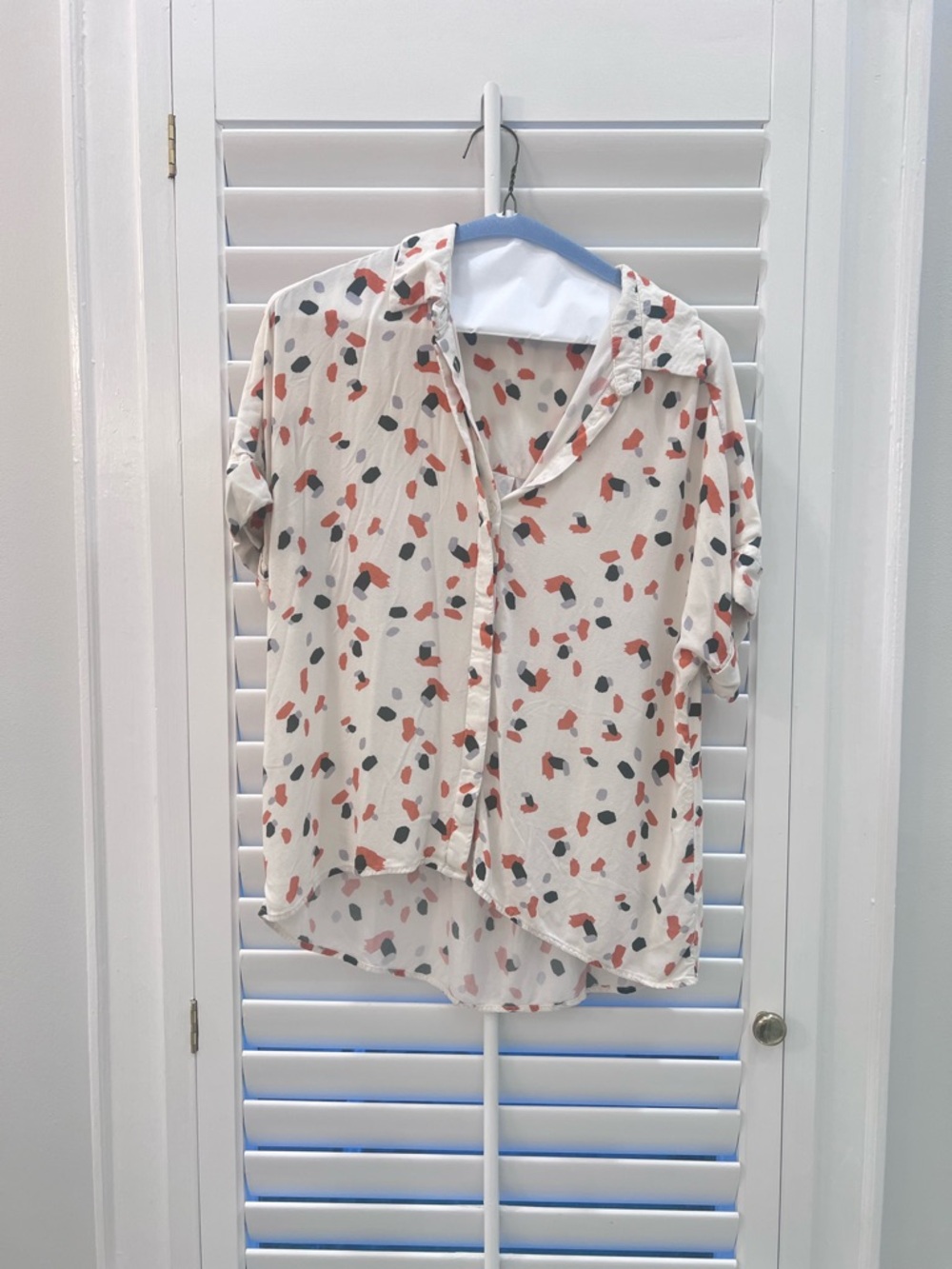 Velvet Heart Abstract Print Blouse Size Small White Button Front Lightweight Top